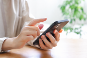 スマホ操作で指や手を繰り返し使う様子