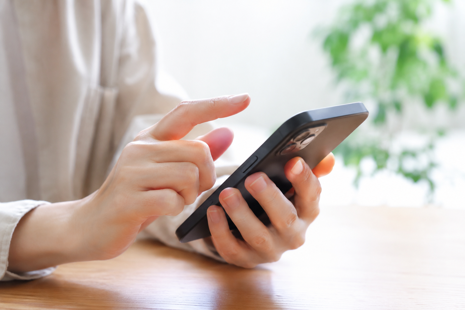 スマホ操作で指や手を繰り返し使う様子