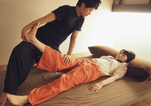 瀬戸市のリラクゼーションルーム シエスタで行うタイ古式マッサージのストレッチ施術